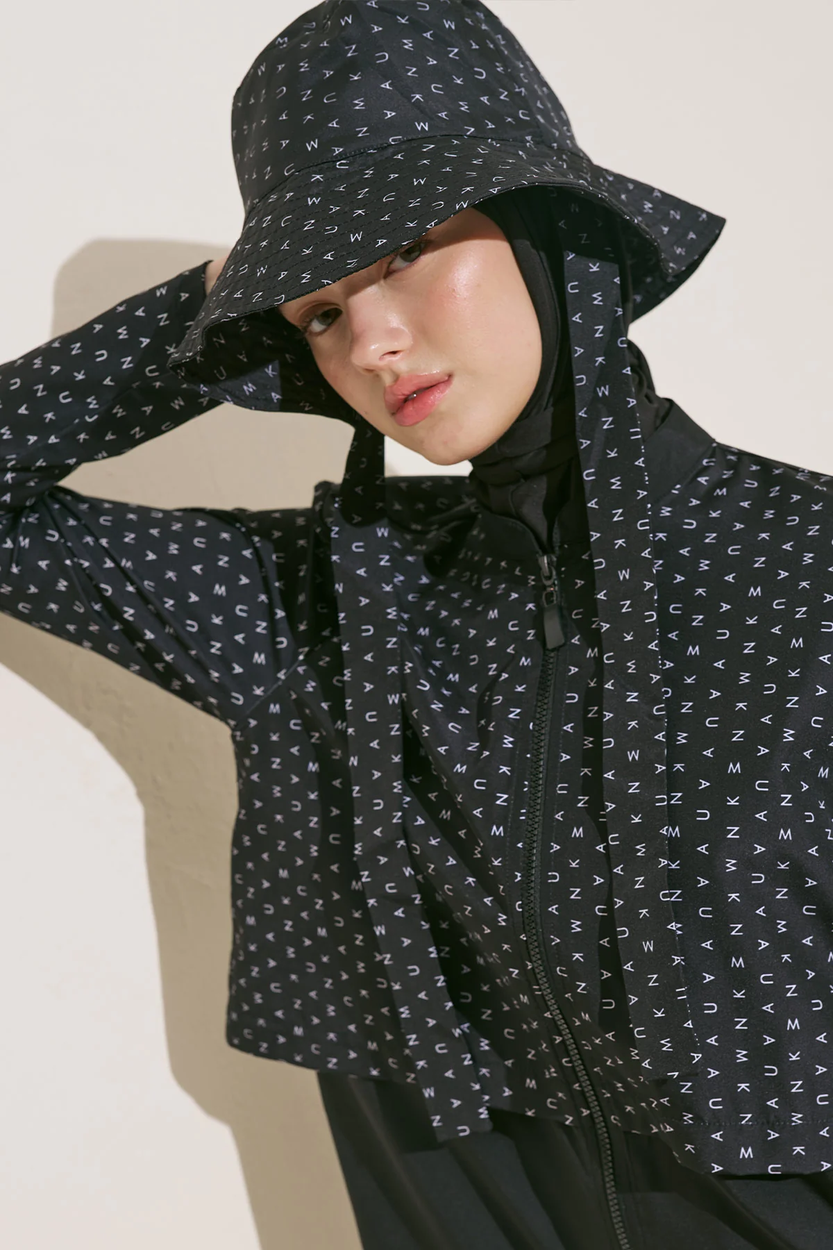Bucket Hat With String Logo Pattern - Image 3