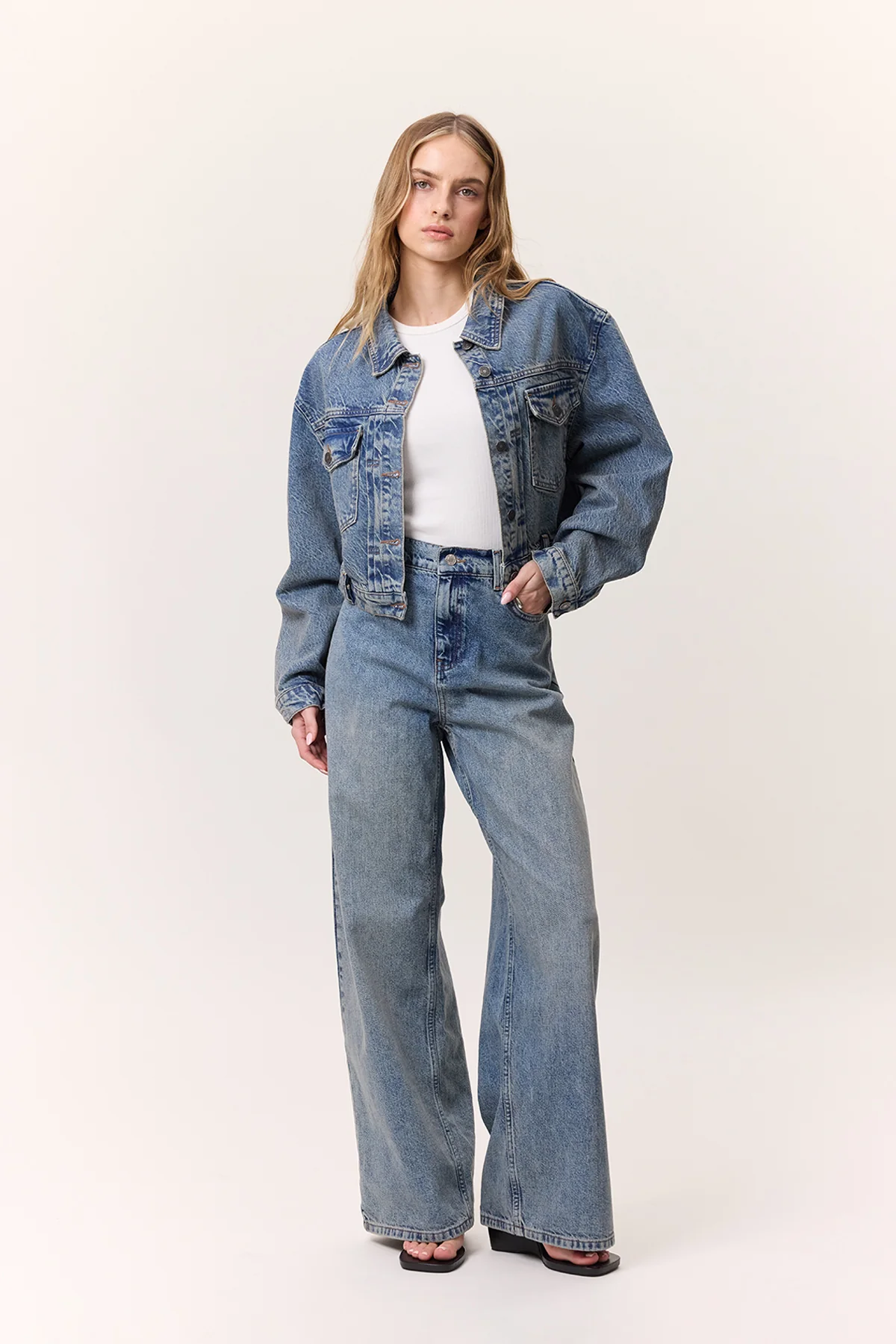 Cropped Denim Jacket With Pockets Dark Blue - Image 3