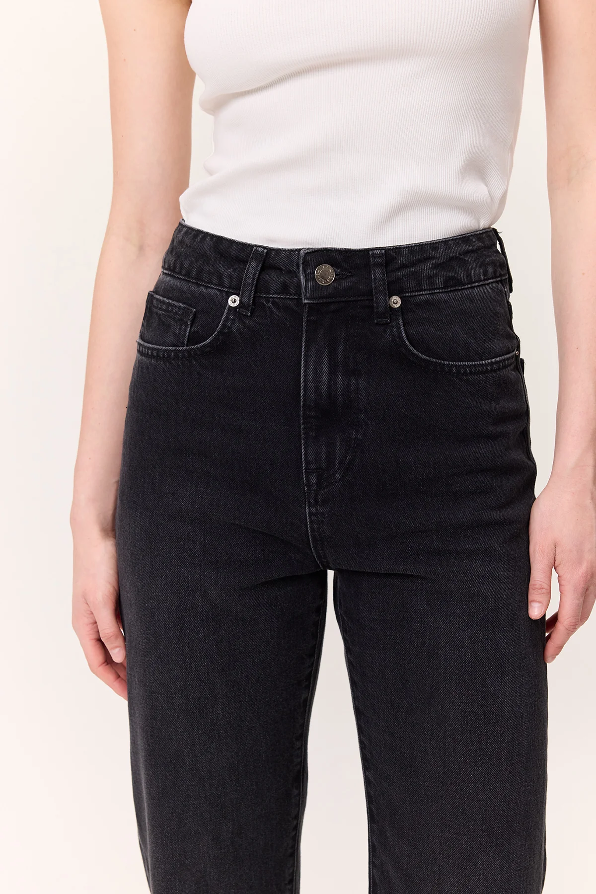 High-Waist Mom-Fit Jeans Black - Image 4