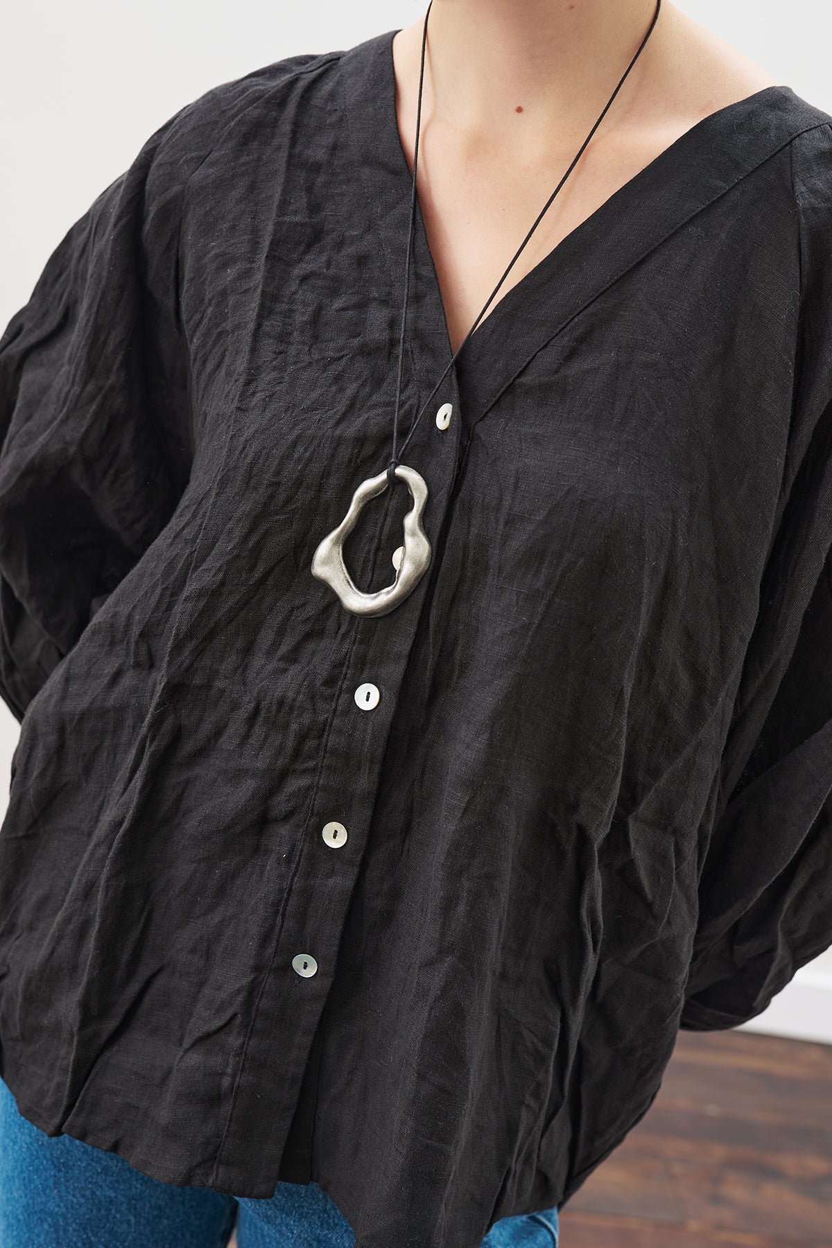 Linen Crush Buttoned Blouse Black - Image 4