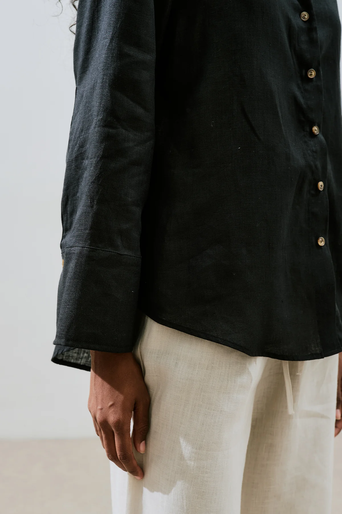 Linen Wide Cuff Shirt Black - Image 5