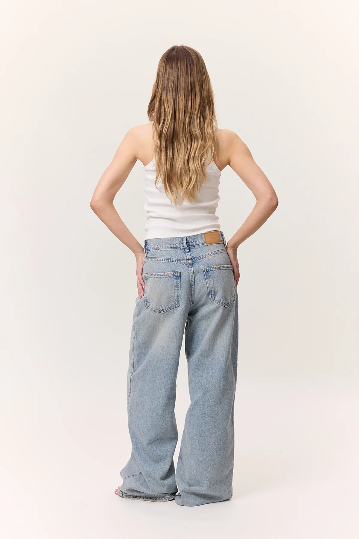 Mid-Rise Loose Fit Jeans Light Blue - Image 13
