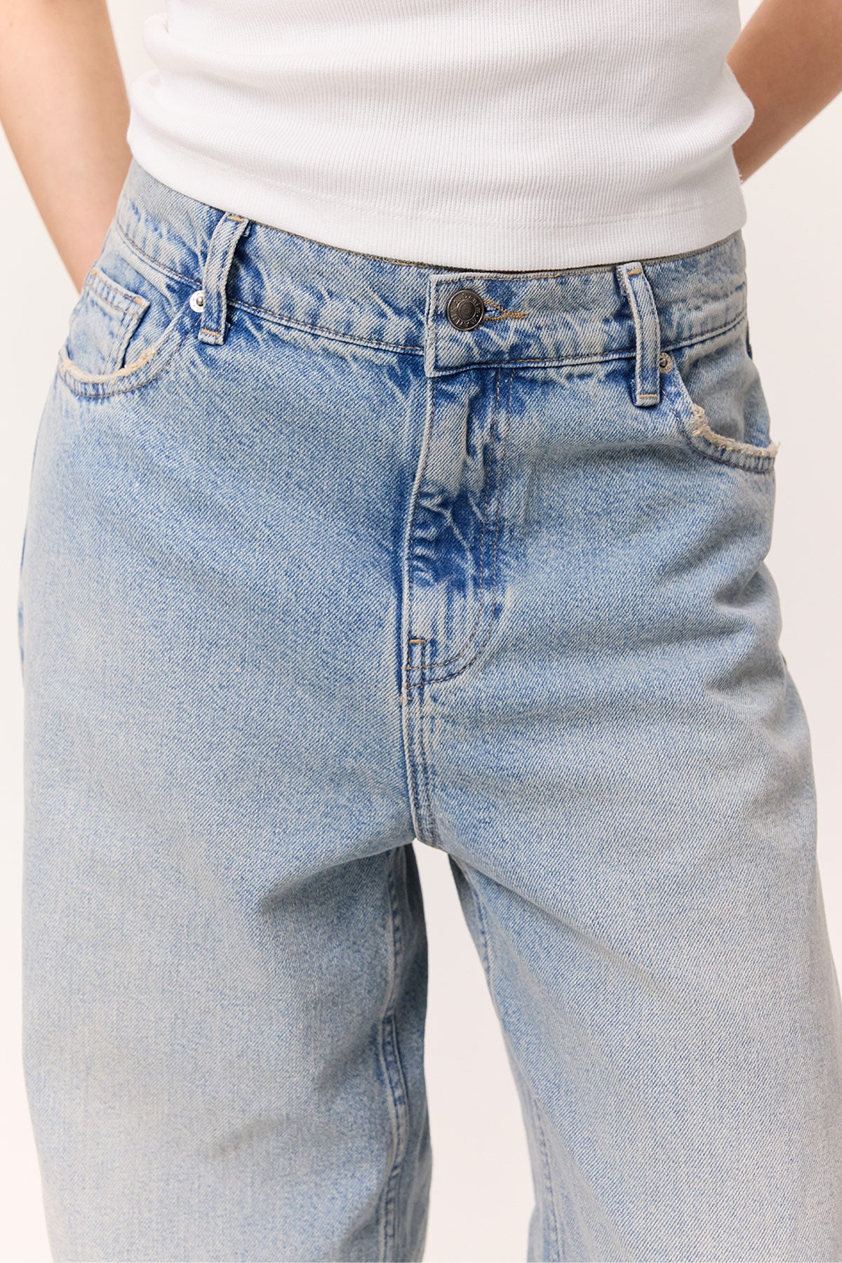 Mid-Rise Loose Fit Jeans Light Blue - Image 2