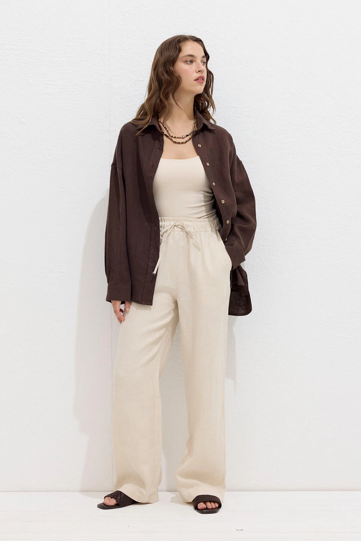 Relaxed Linen Pants With Pockets Beige - Image 3