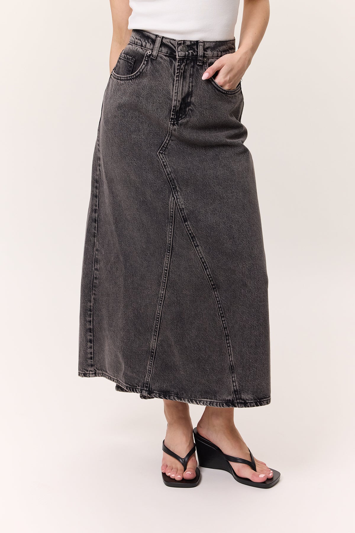 Ruffled-Hem Denim Skirt Black - Image 10