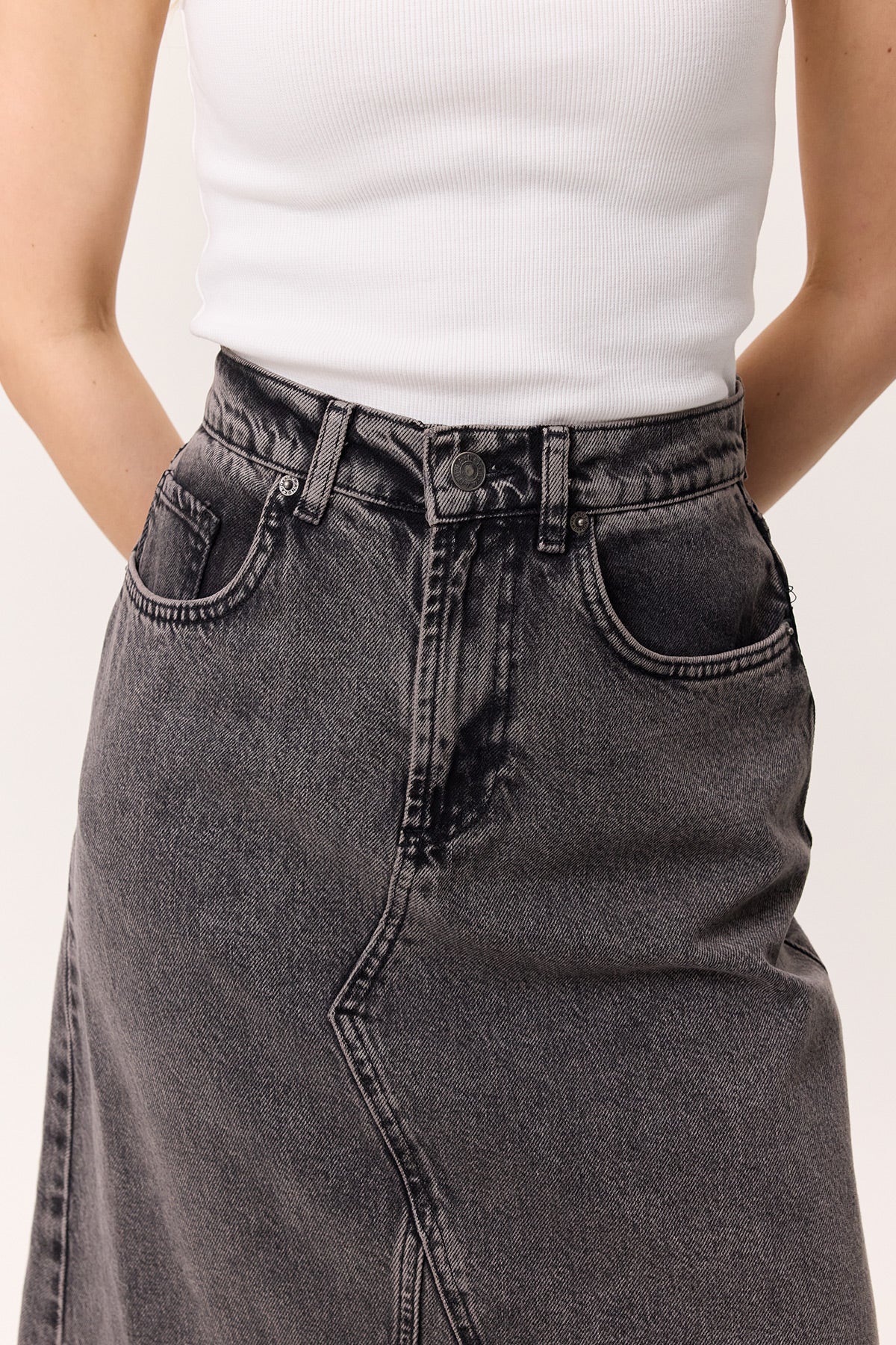 Ruffled-Hem Denim Skirt Black - Image 2