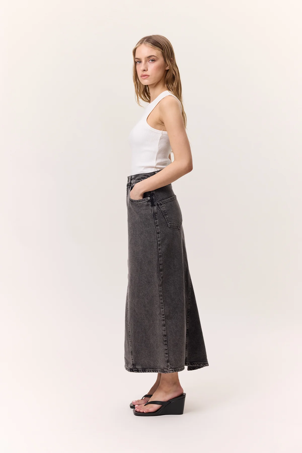 Ruffled-Hem Denim Skirt Black - Image 4